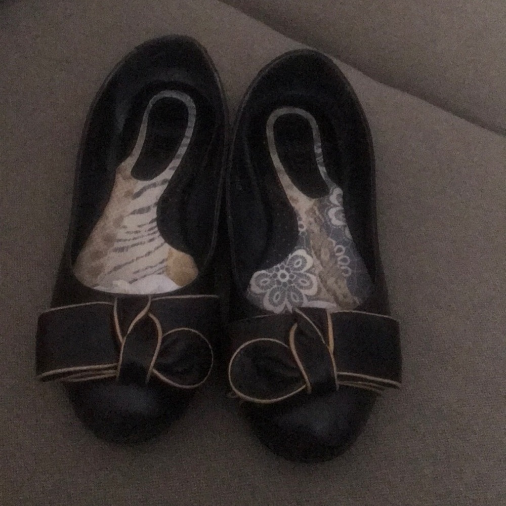 Black leather ballet slipper style shoes
